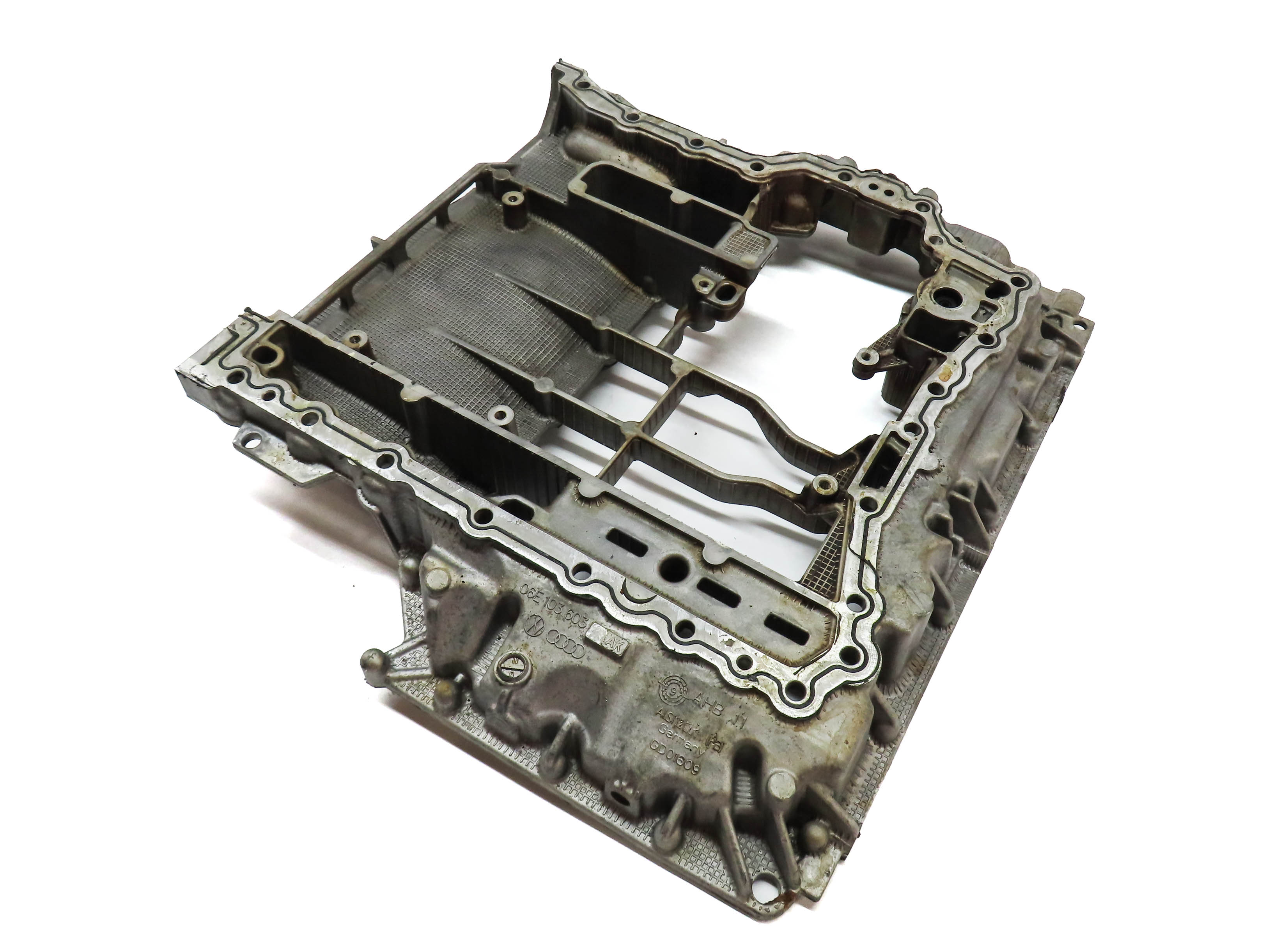2011 PORSCHE CAYENNE (958) 3.0L HYBRID (M06.EC) UPPER ENGINE OIL PAN — exact item pictured